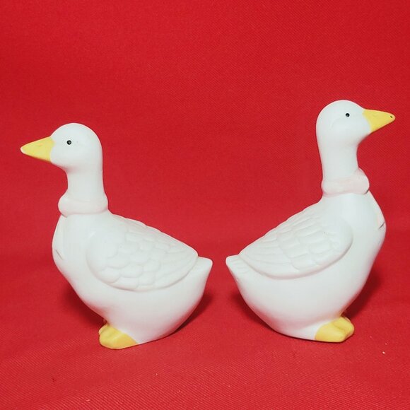 Vintage Salt and Pepper Shaker Duck Geese Pink Bow Set of 2 - Picture 4 of 10
